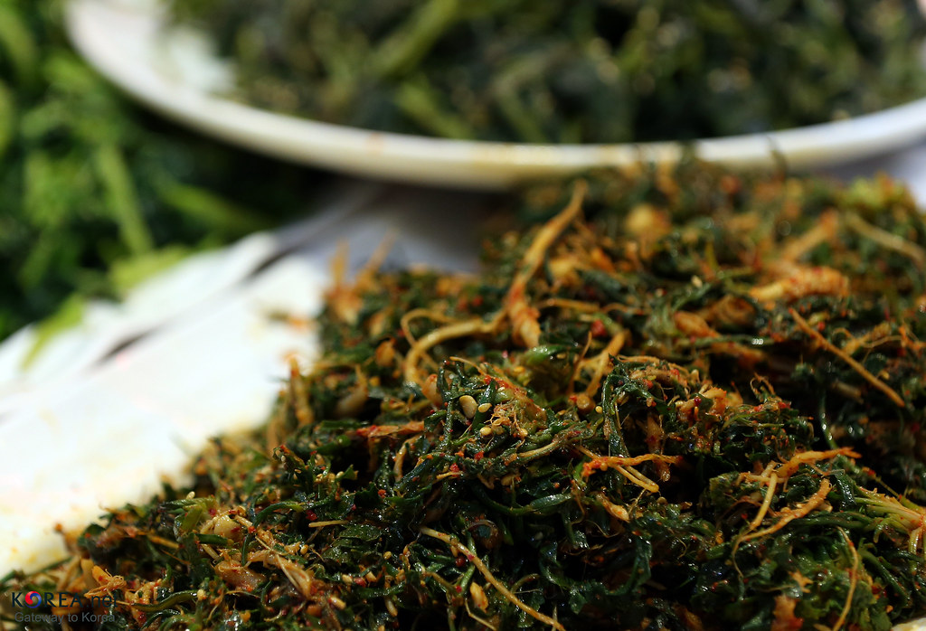 Seasoned namul side dishes at a Tongin Market stall
