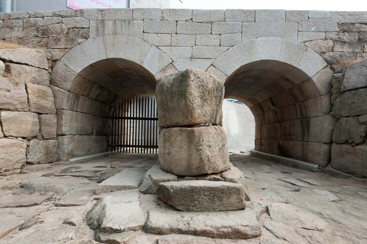 Igansumun floodgate stone ruins at Dongdaemun History and Culture Park