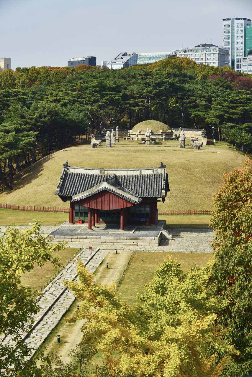 Seonjeongneung T-shaped wooden shrine and burial mound with stone guardians in autumn