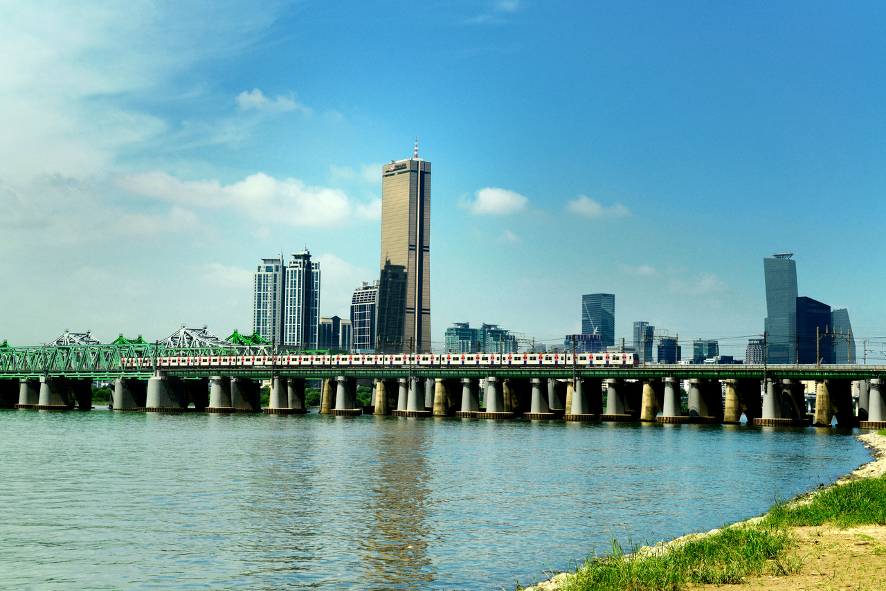 63 Square beside the Han River railway bridge, Yeouido