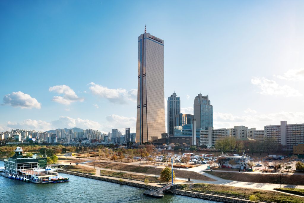 63 Square golden tower over the Han River in Yeouido, Seoul