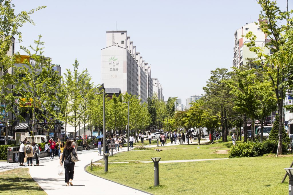 Gyeongui Line Forest Park lawn and path in Yeonnam-dong, Seoul