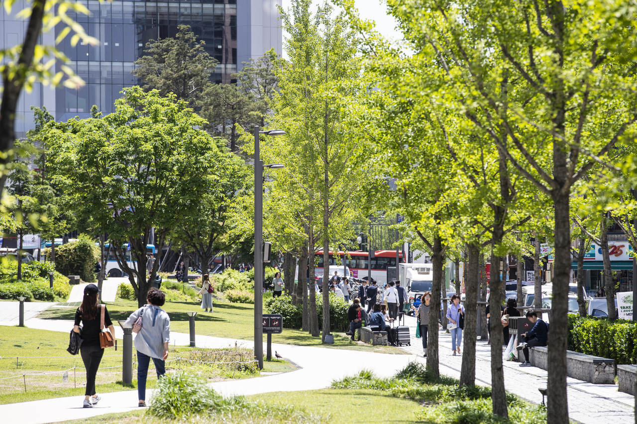 People strolling the Gyeongui Line Forest Park greenway