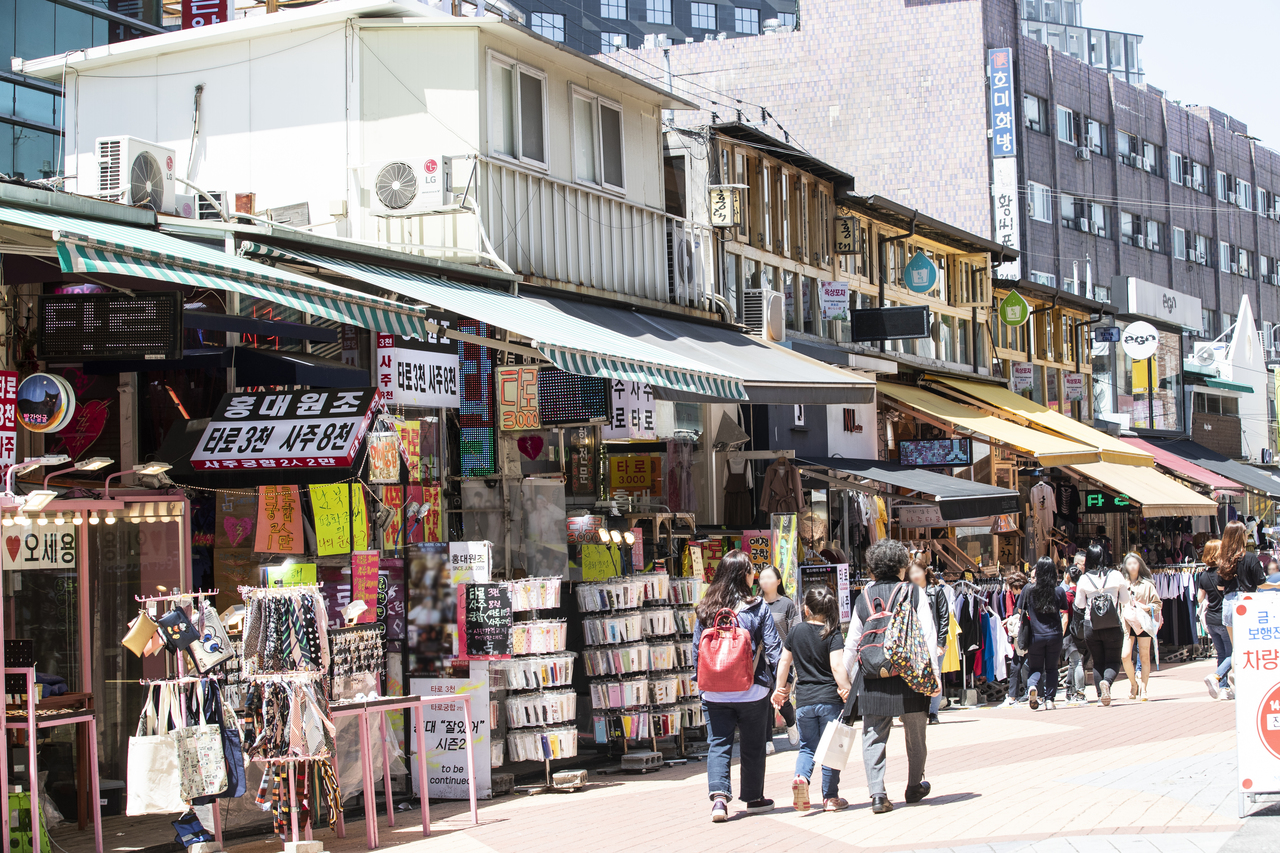 Street-food and accessory stalls on Hongdae walking street
