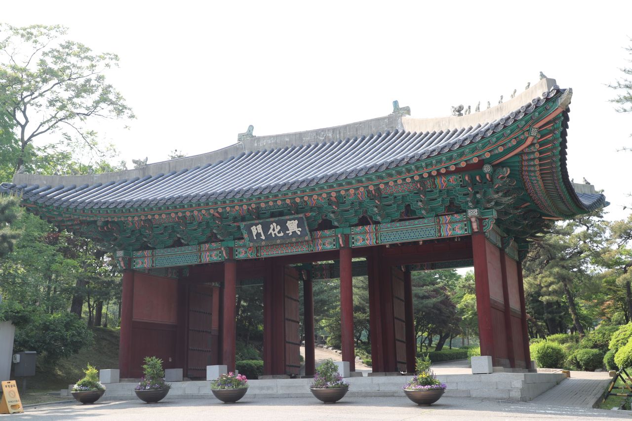 Heunghwamun, the original main gate of Gyeonghuigung Palace, Seoul