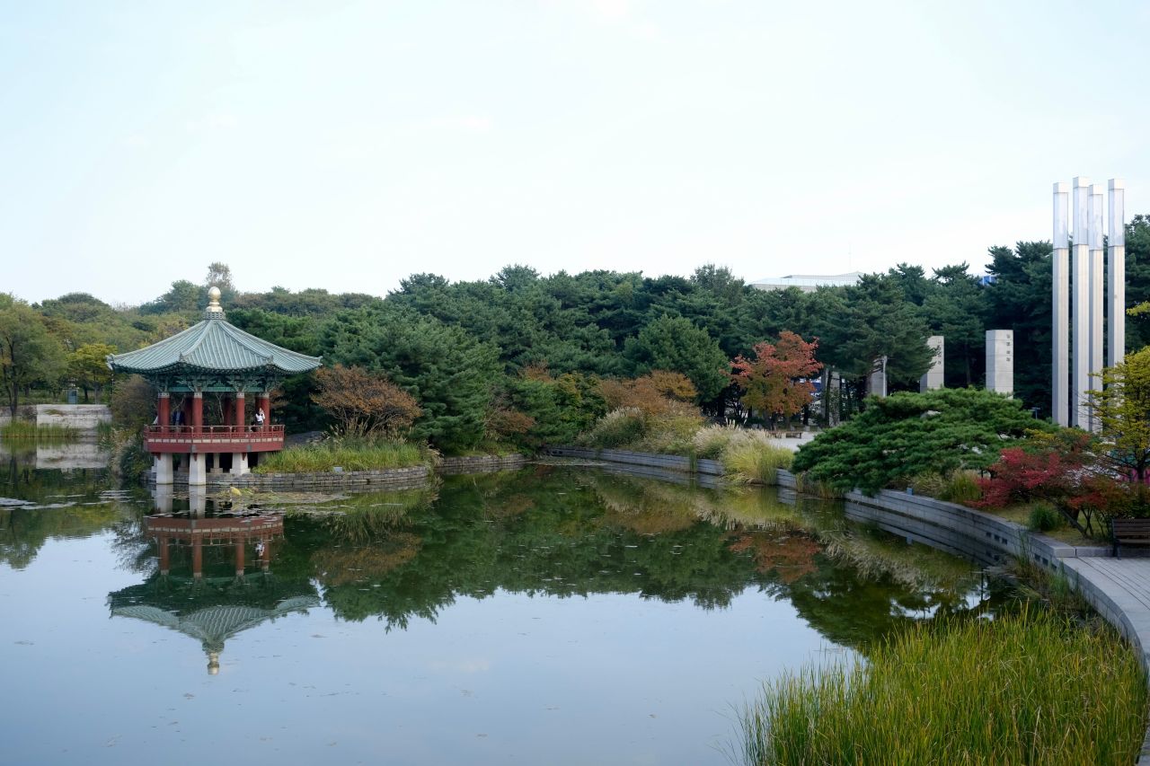 Grounds and reflecting pond at the National Museum of Korea