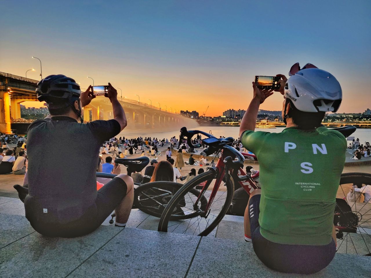 Evening crowd photographing the sunset over the Han River from Banpo Hangang Park steps
