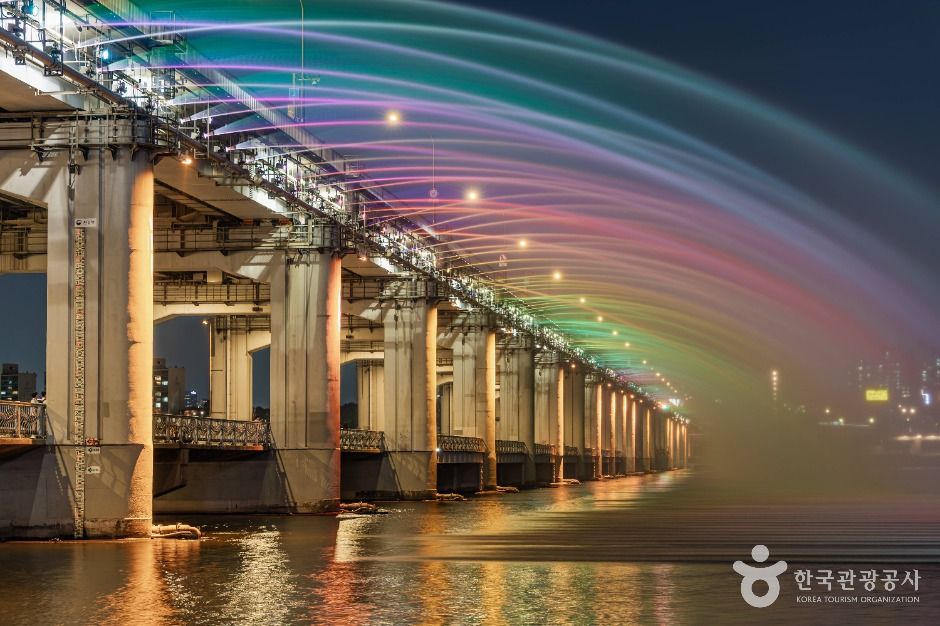 Banpo Bridge Moonlight Rainbow Fountain at night near Some Sevit, Seoul