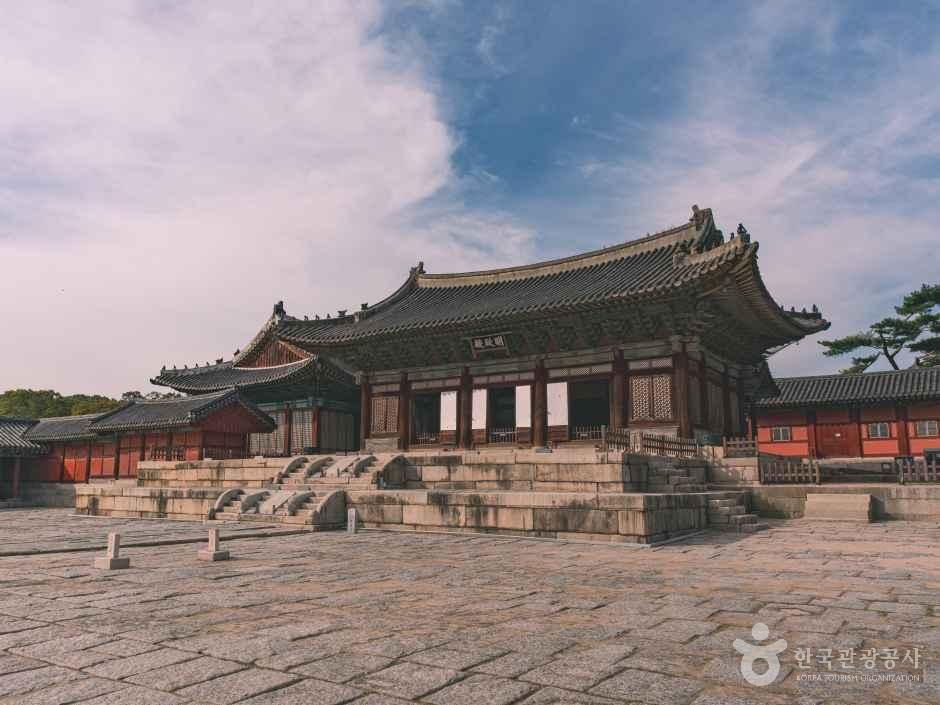 Myeongjeongjeon throne hall at Changgyeonggung Palace in Seoul