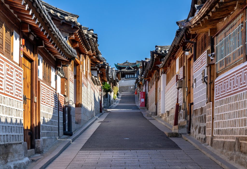 Hanok houses along Bukchon-ro 11-gil street in Bukchon Hanok Village, Seoul