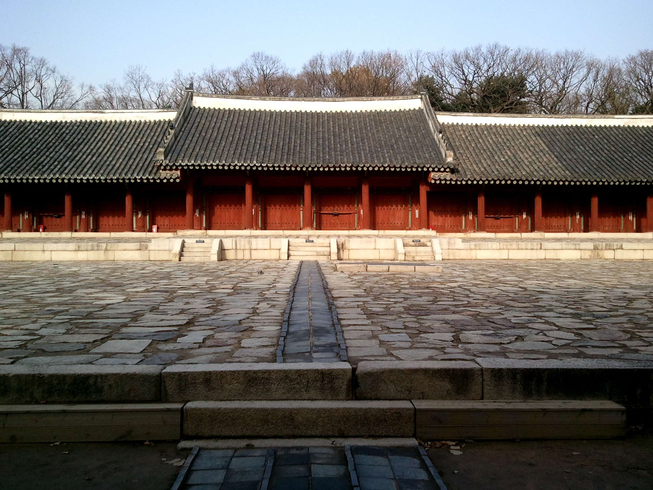 Jongmyo Shrine Yeongnyeongjeon hall and stone spirit path