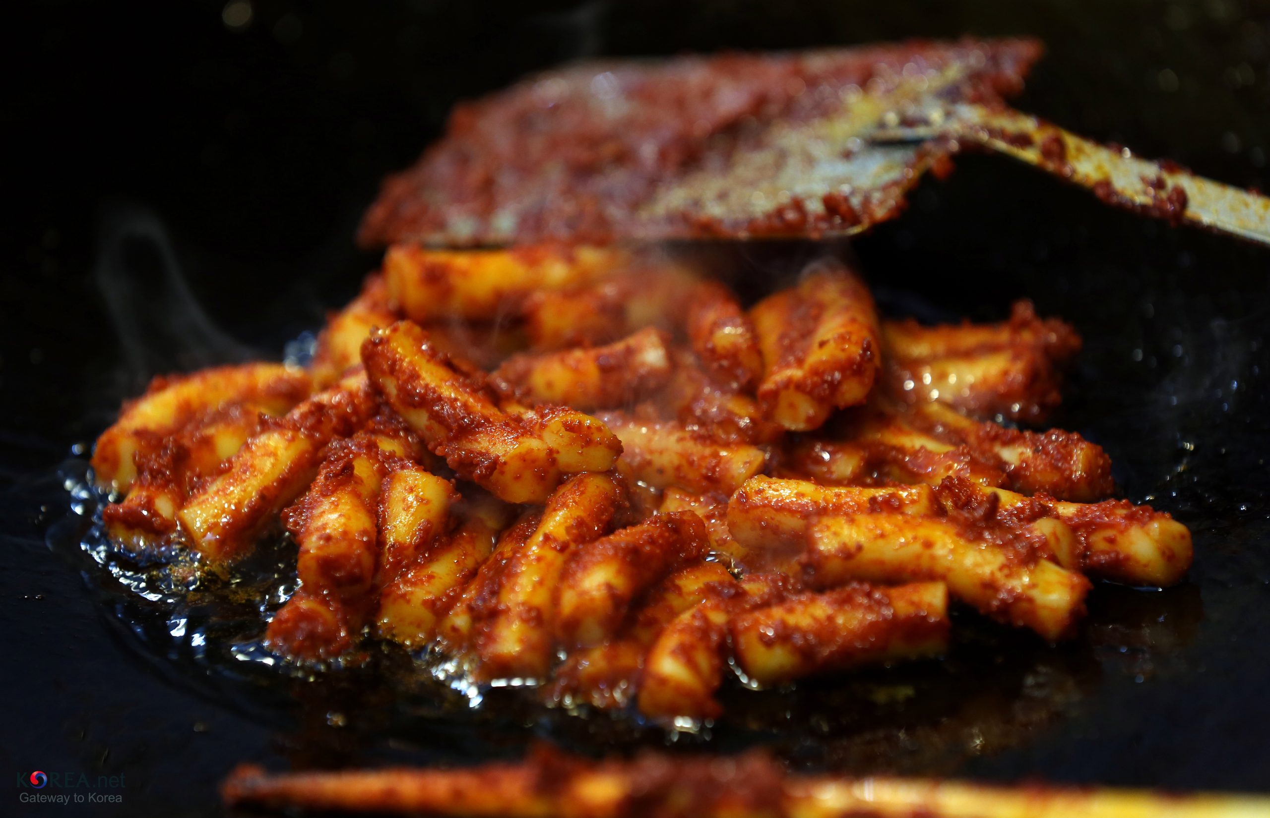 Gireum tteokbokki sizzling on a griddle at Tongin Market