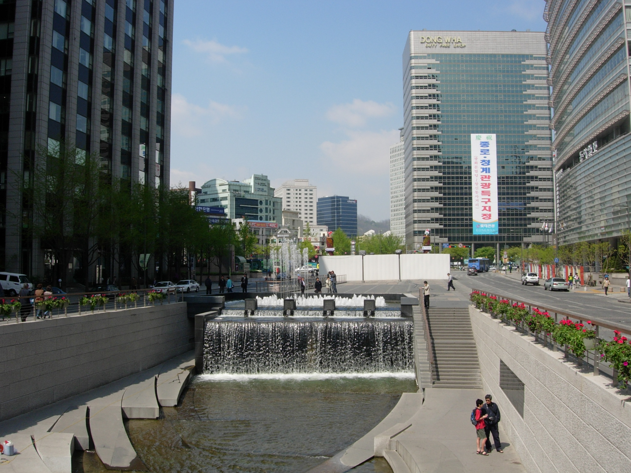Cheonggyecheon Stream and Cheonggye Plaza in downtown Seoul