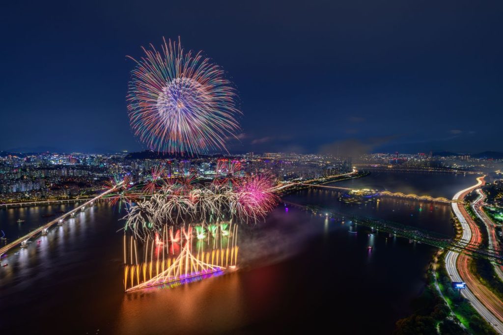 Fireworks over the Han River at Yeouido during the Seoul fireworks festival