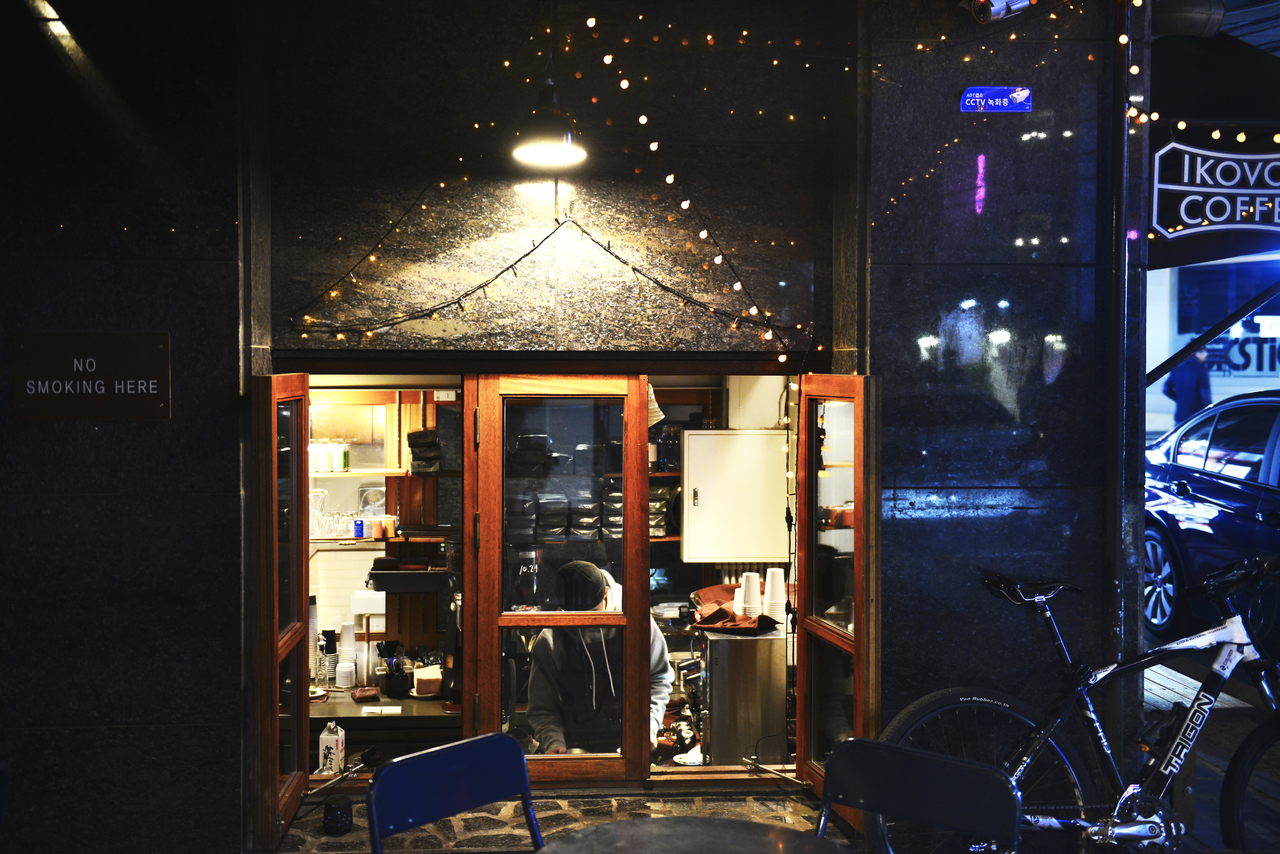 Small coffee shop on a side alley off Garosu-gil, Seoul