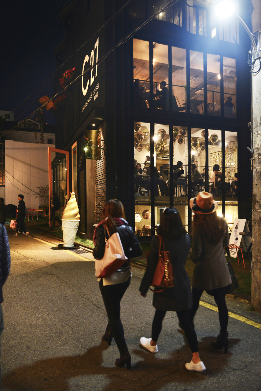 Evening street life outside a cafe on Garosu-gil, Gangnam, Seoul