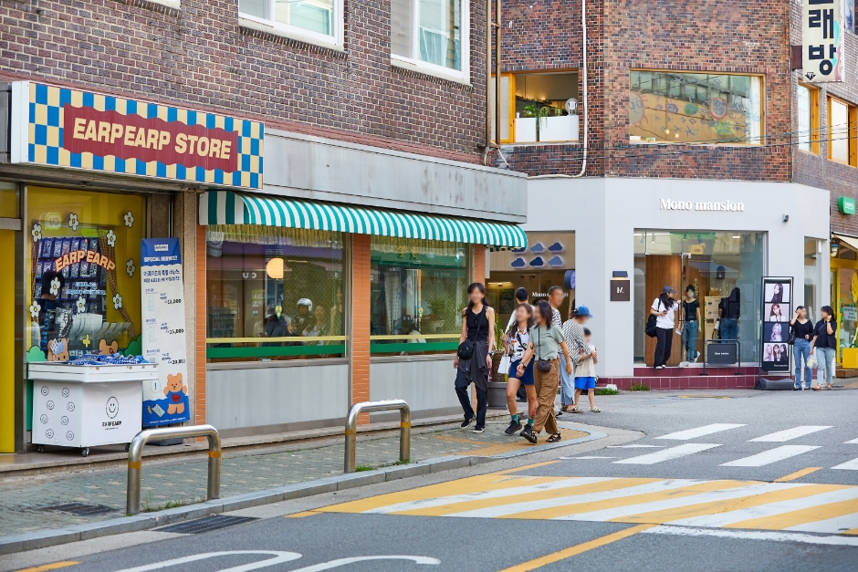Mangnidan-gil cafe street next to Mangwon Market