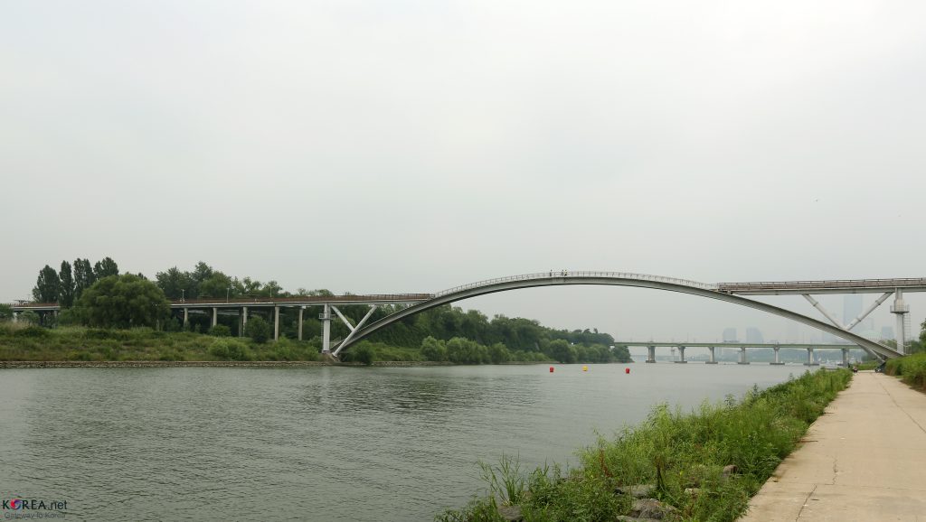 Seonyugyo footbridge arching over the Han River to Seonyudo Park, Seoul