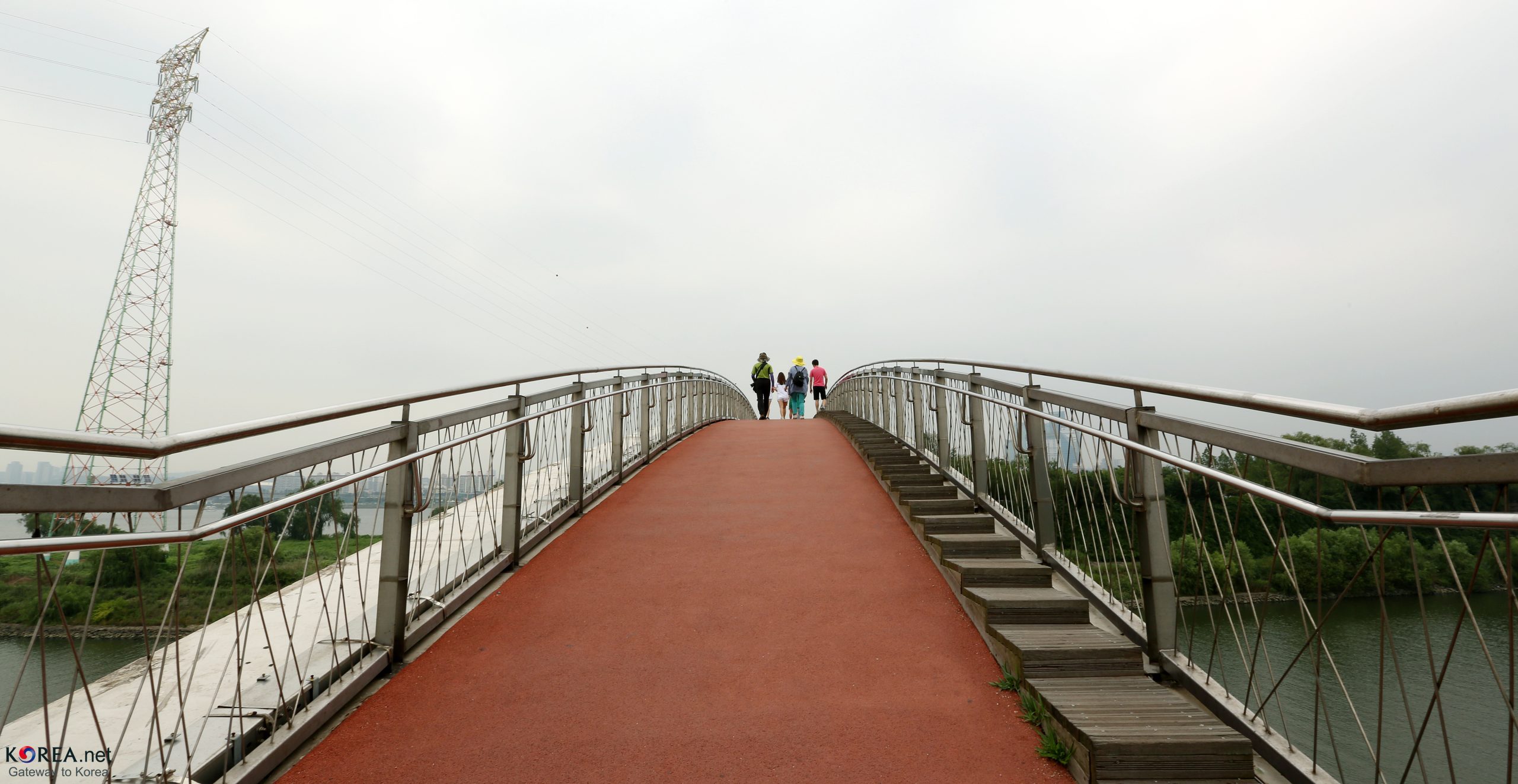 People walking the arched Seonyugyo footbridge to Seonyudo Park, Seoul