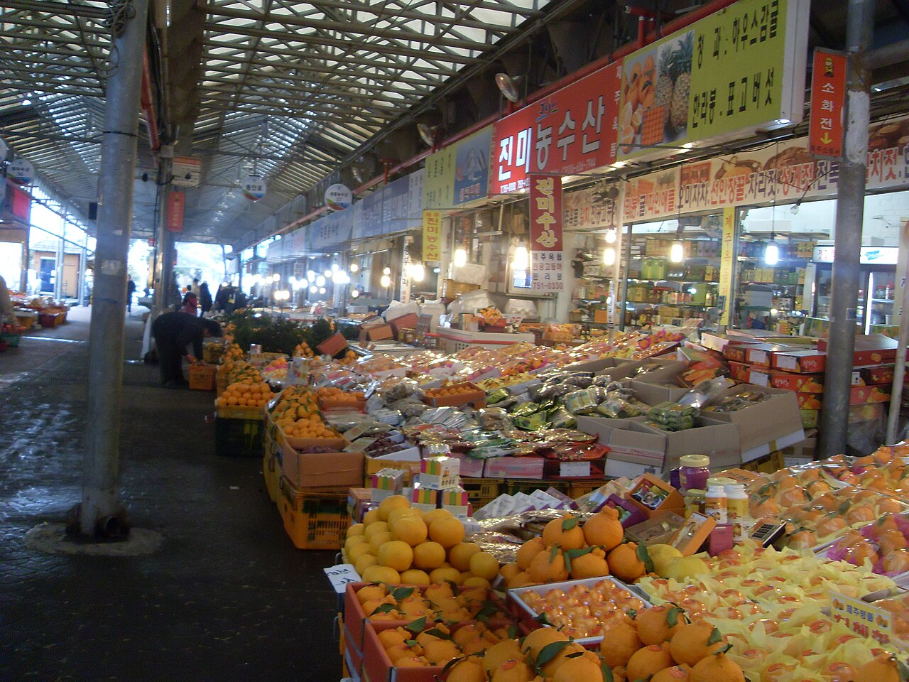 Tangerine and hallabong stalls at Dongmun Market in Jeju