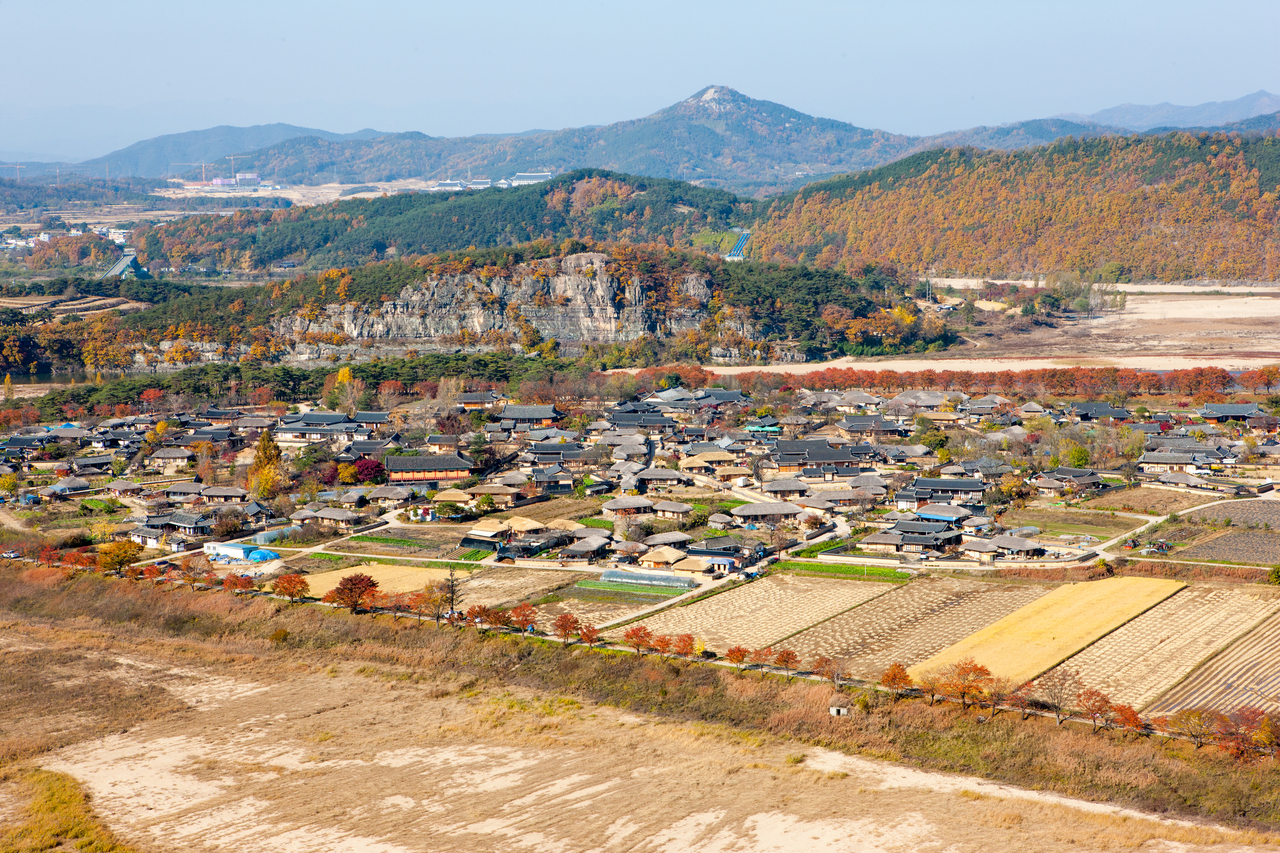 Hahoe Folk Village in autumn seen from the Buyongdae clifftop