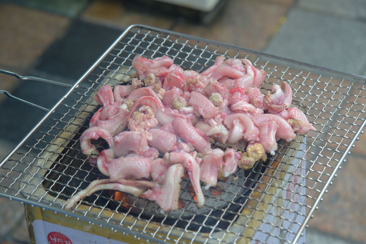 Spicy grilled eel on foil at Jagalchi Market